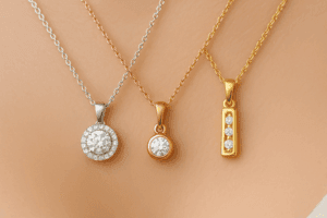 Pakabukai su deimantais iš balto, raudono ir geltono aukso