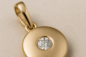 Aukso pakabukas su matomu prabavimo ženklu | TopDiamonds.online