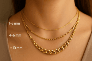 ant moters kaklo trys skirtingo svorio auksinės grandinėlės