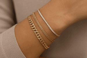 ant moters riešo skirtingo ilgio auksinės apyrankės