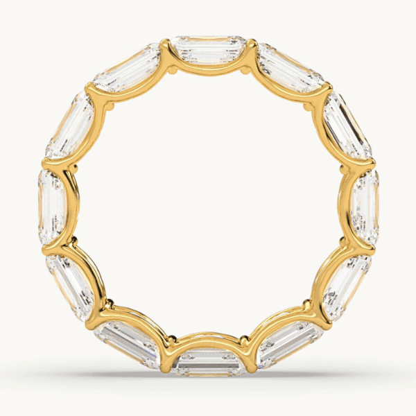 geltono aukso vestuvinis žiedas - deimantinė juostelė su stačiakampio formos (emerald cut) deimantais