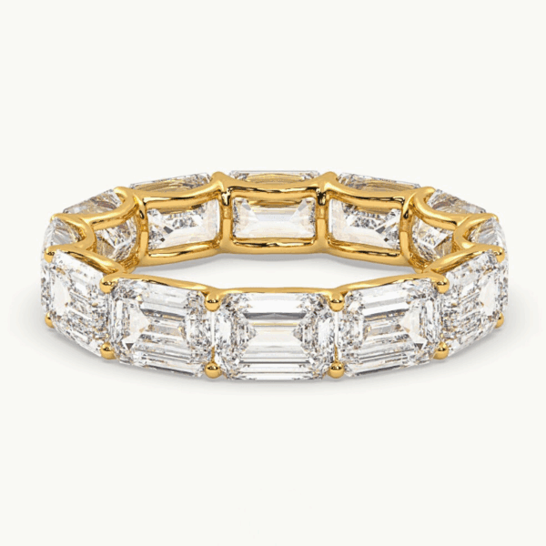 geltono aukso vestuvinis žiedas - deimantinė juostelė su stačiakampio formos (emerald cut) deimantais