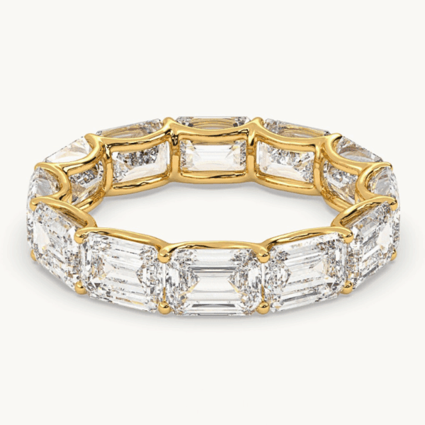 geltono aukso vestuvinis žiedas - deimantinė juostelė su stačiakampio formos (emerald cut) deimantais