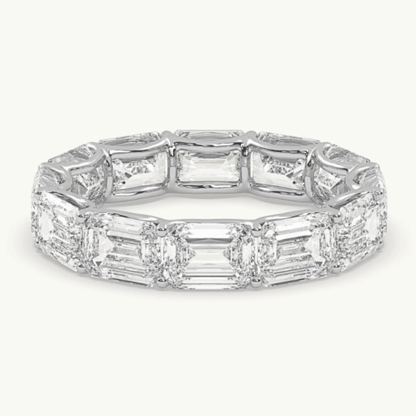 balto aukso vestuvinis žiedas - deimantinė juostelė su stačiakampio formos (emerald cut) deimantais