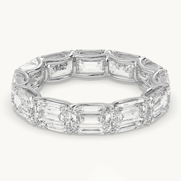 balto aukso vestuvinis žiedas - deimantinė juostelė su stačiakampio formos (emerald cut) deimantais