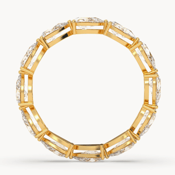 geltono aukso vestuvinis žiedas - deimantinė juostelė su lašo formos deimantais