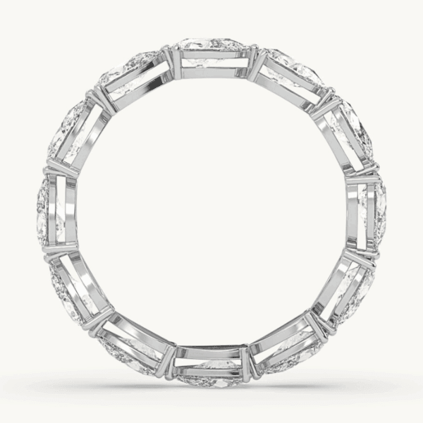 balto aukso vestuvinis žiedas - deimantinė juostelė su lašo formos deimantais