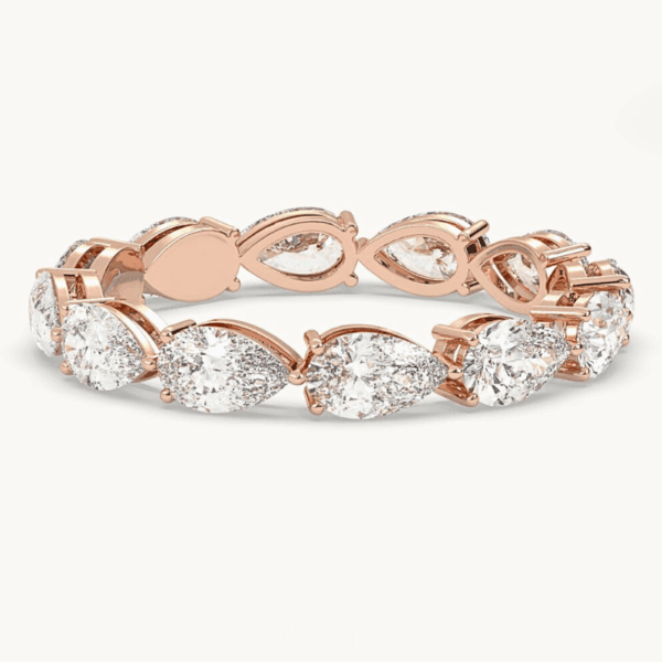 raudono aukso vestuvinis žiedas - deimantinė juostelė su lašo formos deimantais