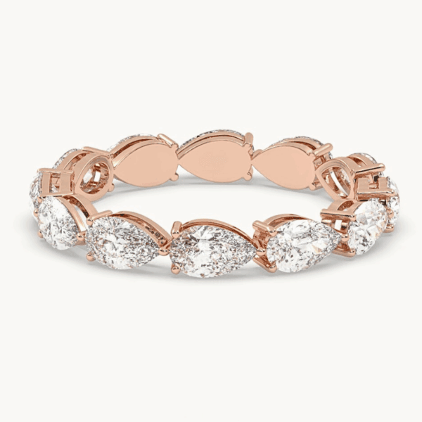 raudono aukso vestuvinis žiedas - deimantinė juostelė su lašo formos deimantais