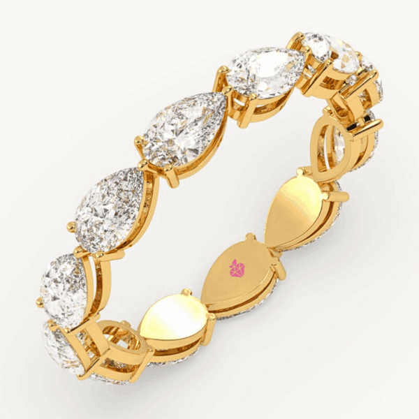 geltono aukso vestuvinis žiedas - deimantinė juostelė su lašo formos deimantais