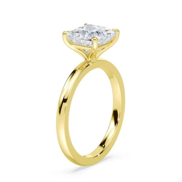 Klasikinis sužadėtuvių žiedas su deimantu iš geltono aukso - princess cut