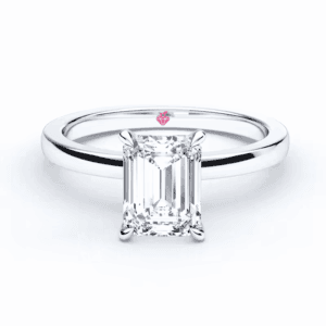 Klasikinis sužadėtuvių žiedas su smaragdinės formos deimantu - emerald cut