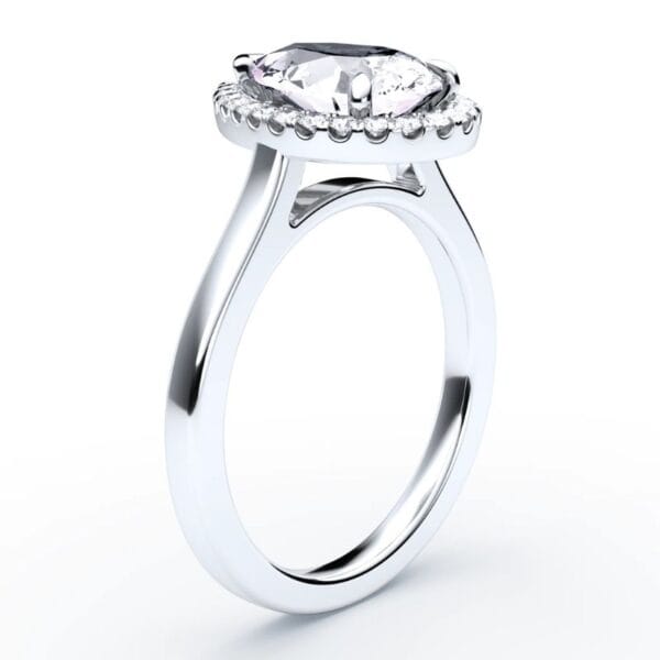 Modernus sužadėtuvių žiedas su deimantu ir halo juostele iš balto aukso arba platinos - pear cut