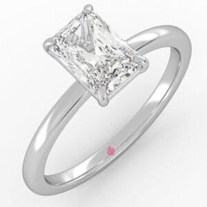 Auksinis žiedas su stačiakampio formos deimantu nukirstais kampais - radiant cut