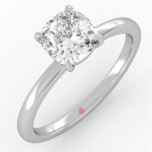 Auksinis žiedas su pagalvėlės formos deimantu - cushion cut