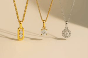 skirtingų aukso spalvų grandinėlės – baltas, raudonas, geltonas auksas