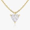 Klasikinis pakabukas su trikampės formos deimantu iš geltono aukso